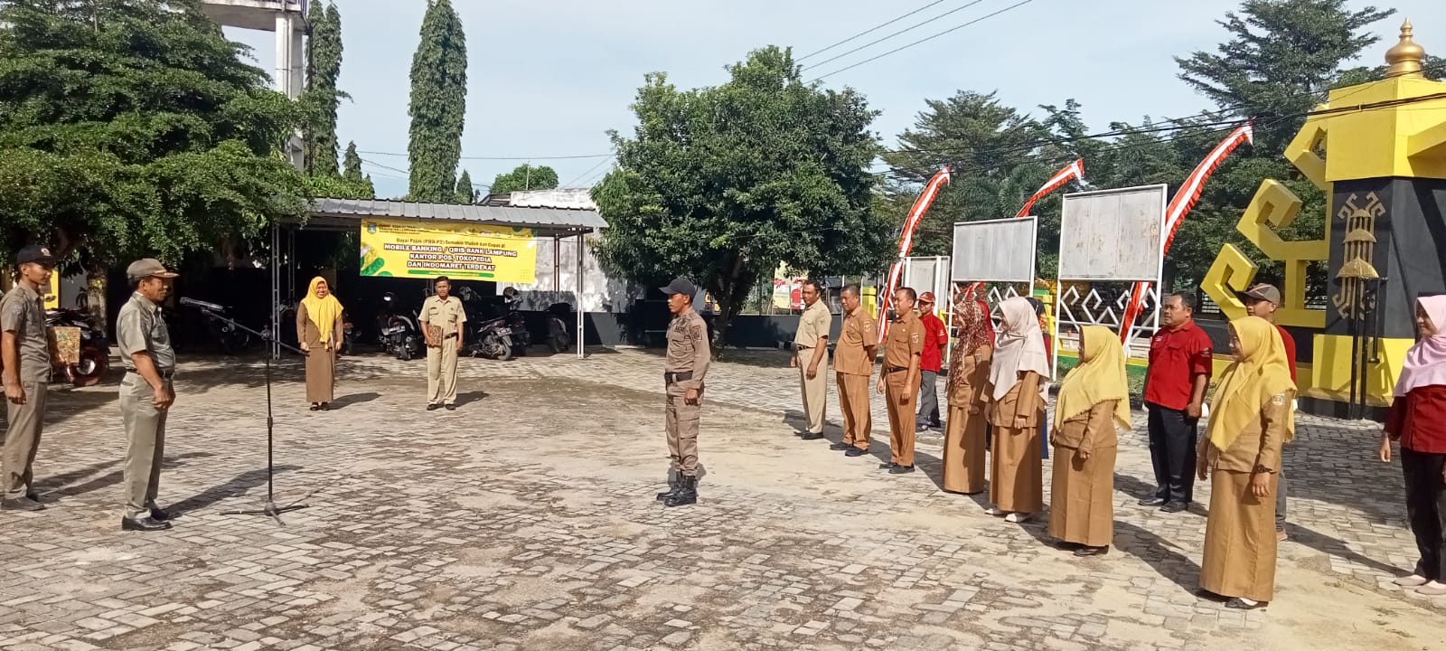 Melaksanakan Apel Mingguan di Halaman Kantor Kecamatan Seputih Agung (Senin, 14 November 2022)