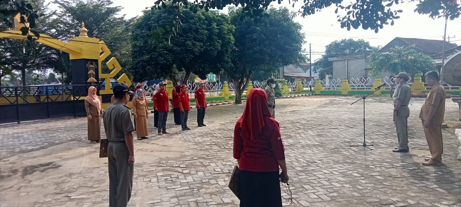 Melaksanakan Apel Mingguan di Halaman Kantor Kecamatan Seputih Agung (Senin, 12 September 2022)