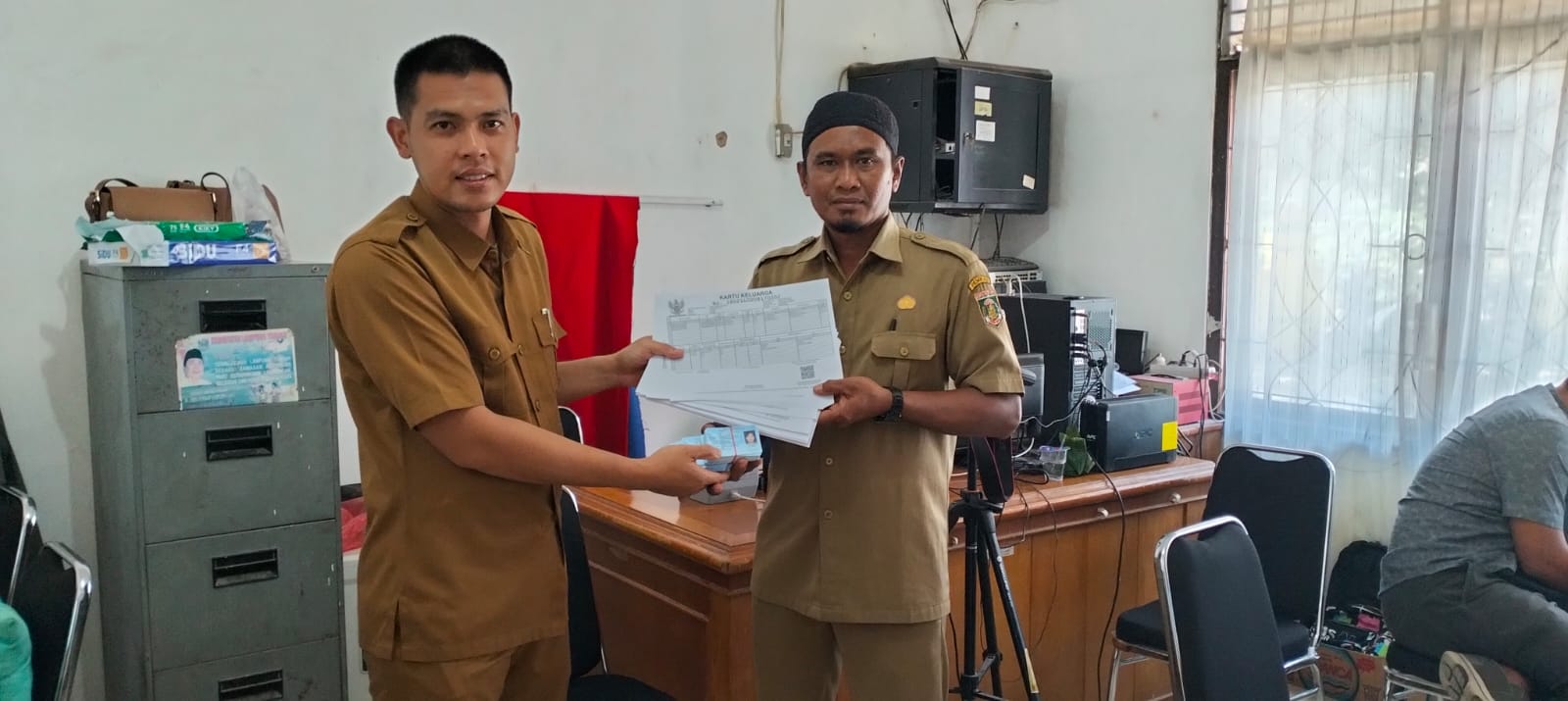 Penyerahan Berkas Kependudukan KK dan KTP-EL Dalam Rangka BKMD di Kampung Bumi Kencana (Selasa, 23 Mei 2023)