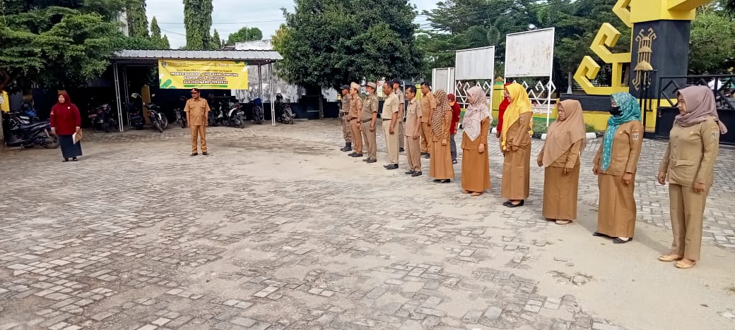 Melaksanakan Apel Mingguan di Halaman Kantor Kecamatan Seputih Agung (Senin, 12 Desember 2022)