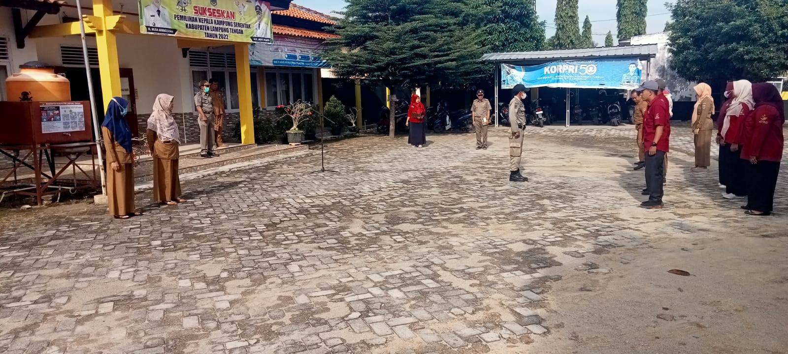 Melaksanakan Apel Mingguan di Halaman Kantor Kecamatan Seputih Agung (Senin, 12 September 2022)