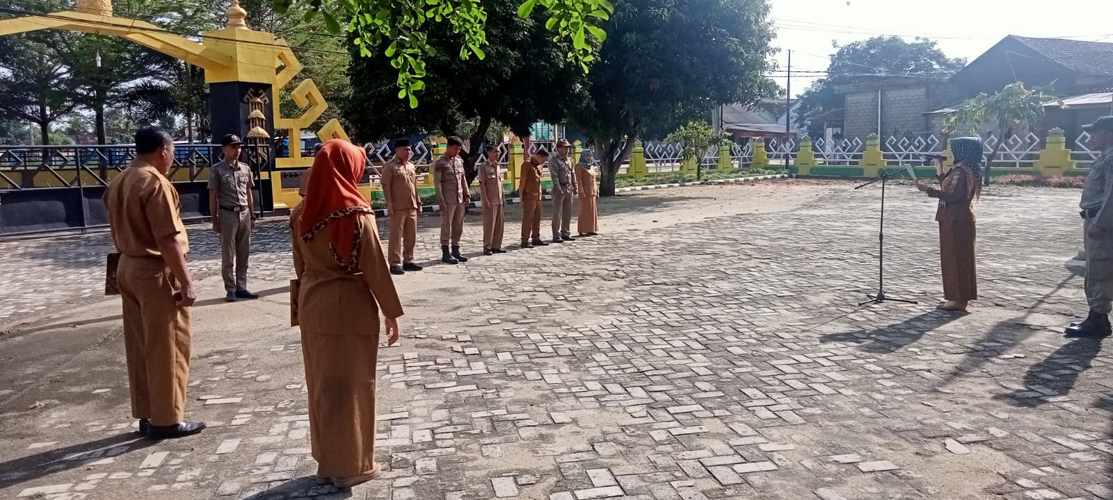 Melaksanakan Apel Mingguan di Halaman Kantor Kecamatan Seputih Agung (Senin, 24 Oktober 2022)