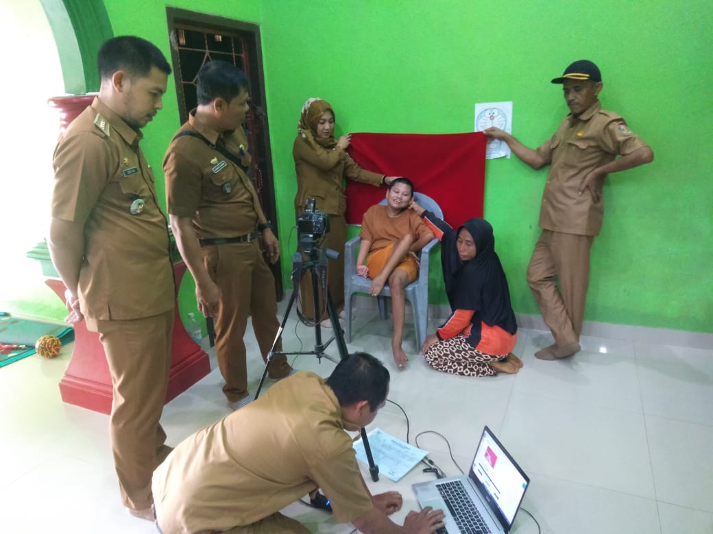 Jemput Bola Perekaman E-KTP bagi Masyarakat yang sakit dan Disabilitas di Kampung Sulusuban (Senin, 06 Maret 2023)