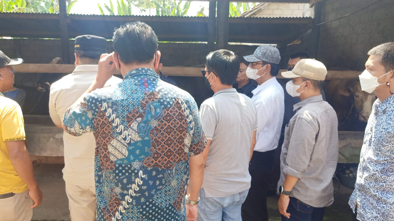 Mendampingi Bapak Bupati Lampung Tengah, dalam Rangka Kunjungan Kerja dan Sosialisasi tentang Penyakit mulut dan kuku (PMK) yang menyerang hewan ternak seperti sapi, kerbau, unta, domba, kambing, rusa dan babi di Kampung Gayau Sakti