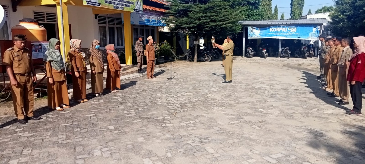 Melaksanakan Apel Mingguan di Halaman Kantor Kecamatan Seputih Agung (Senin, 05 September 2022)