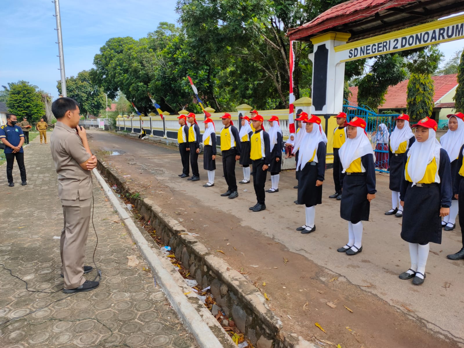 Pembukaan Lomba Lari 5.000 dan 3.000 M dan Pembekalan peserta Paskibra dalam Rangka HUT RI Ke-77 di Lapangan Sepak Bola Kampung Dono Arum