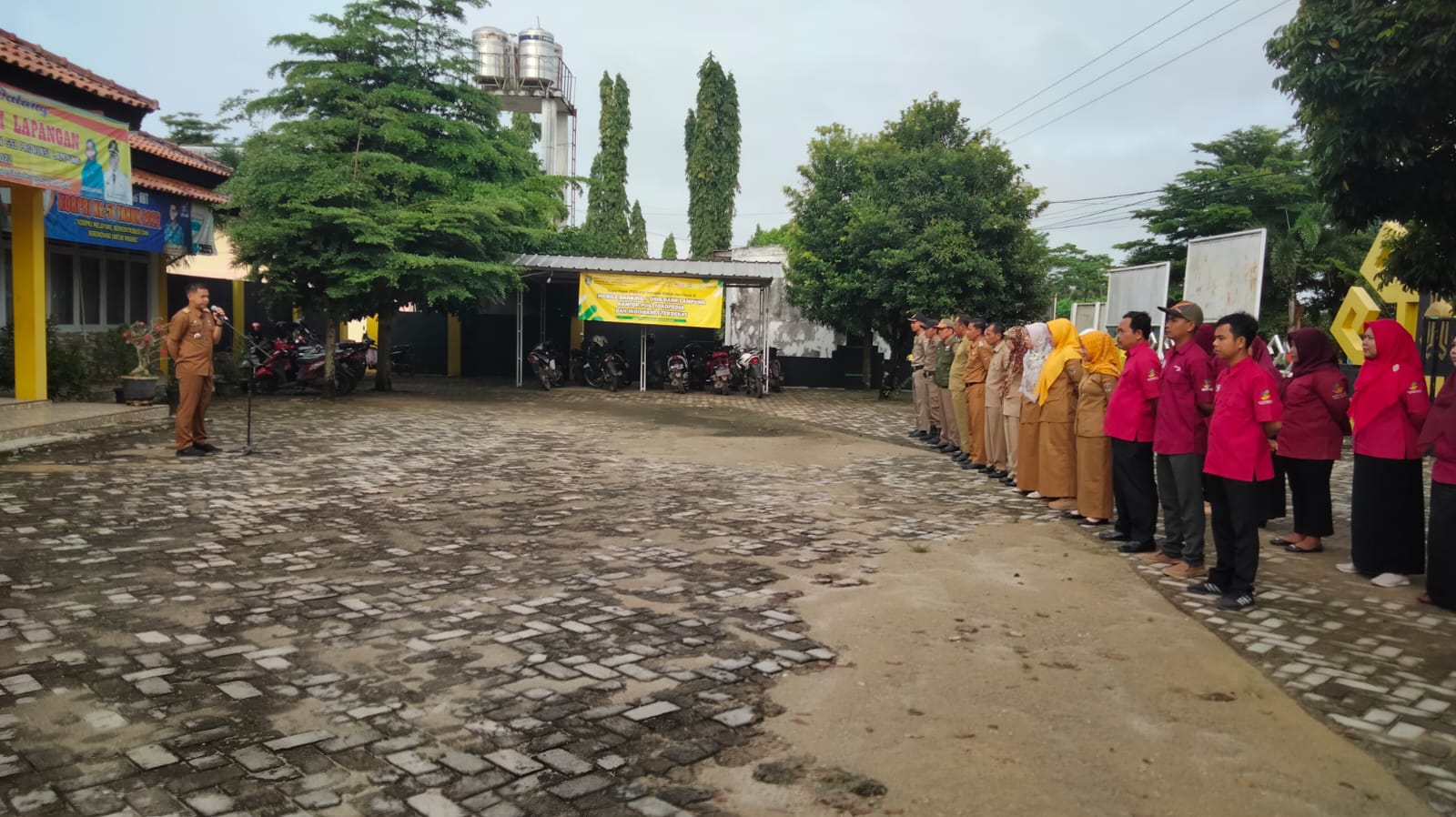 Melaksanakan Apel Mingguan di Halaman Kantor Kecamatan Seputih Agung (Senin, 20 Februari 2023)