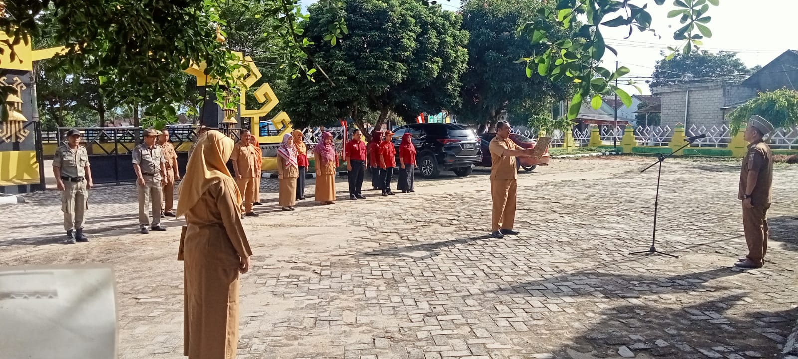 Melaksanakan Apel Mingguan di Halaman Kantor Kecamatan Seputih Agung (Senin, 21 November 2022)