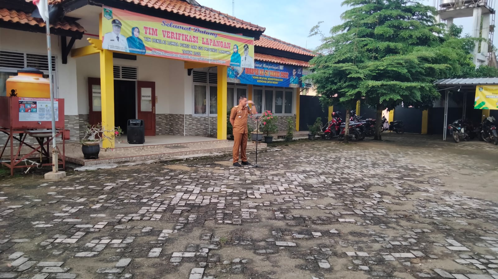 Melaksanakan Apel Mingguan di Halaman Kantor Kecamatan Seputih Agung (Senin, 20 Februari 2023)