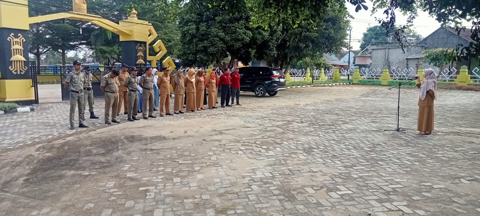 Melaksanakan Apel Mingguan di Halaman Kantor Kecamatan Seputih Agung (Senin, 06 Februari 2023)