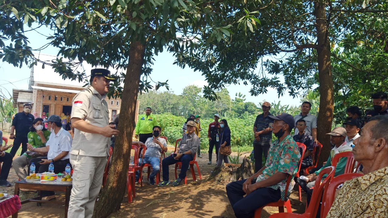 Mendampingi Bapak Bupati Lampung Tengah, dalam Rangka Kunjungan Kerja dan Sosialisasi tentang Penyakit mulut dan kuku (PMK) yang menyerang hewan ternak seperti sapi, kerbau, unta, domba, kambing, rusa dan babi di Kampung Gayau Sakti