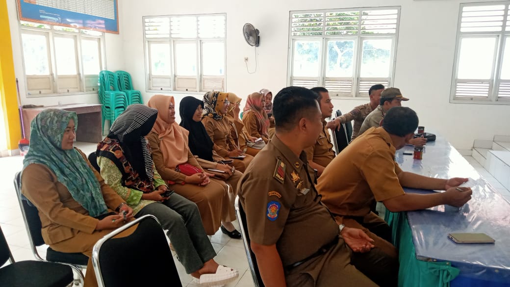 Rapat Staf di Aula Kecamatan Seputih Agung (Senin, 09 Januari 2023)