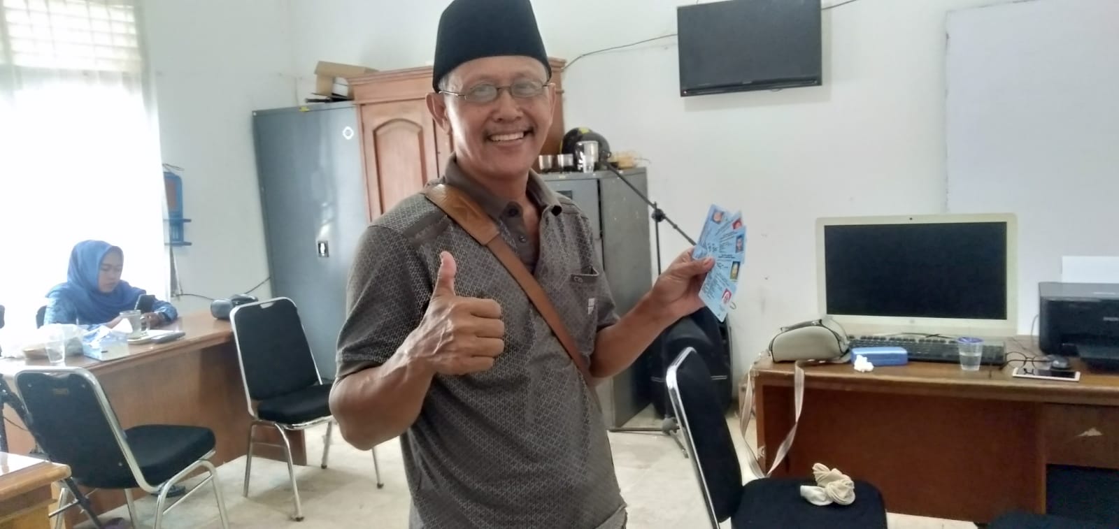 Penyerahan KTP-Elektronik kepada Aparat Kampung untuk selanjutnya diserahkan kepada yang bersangkutan