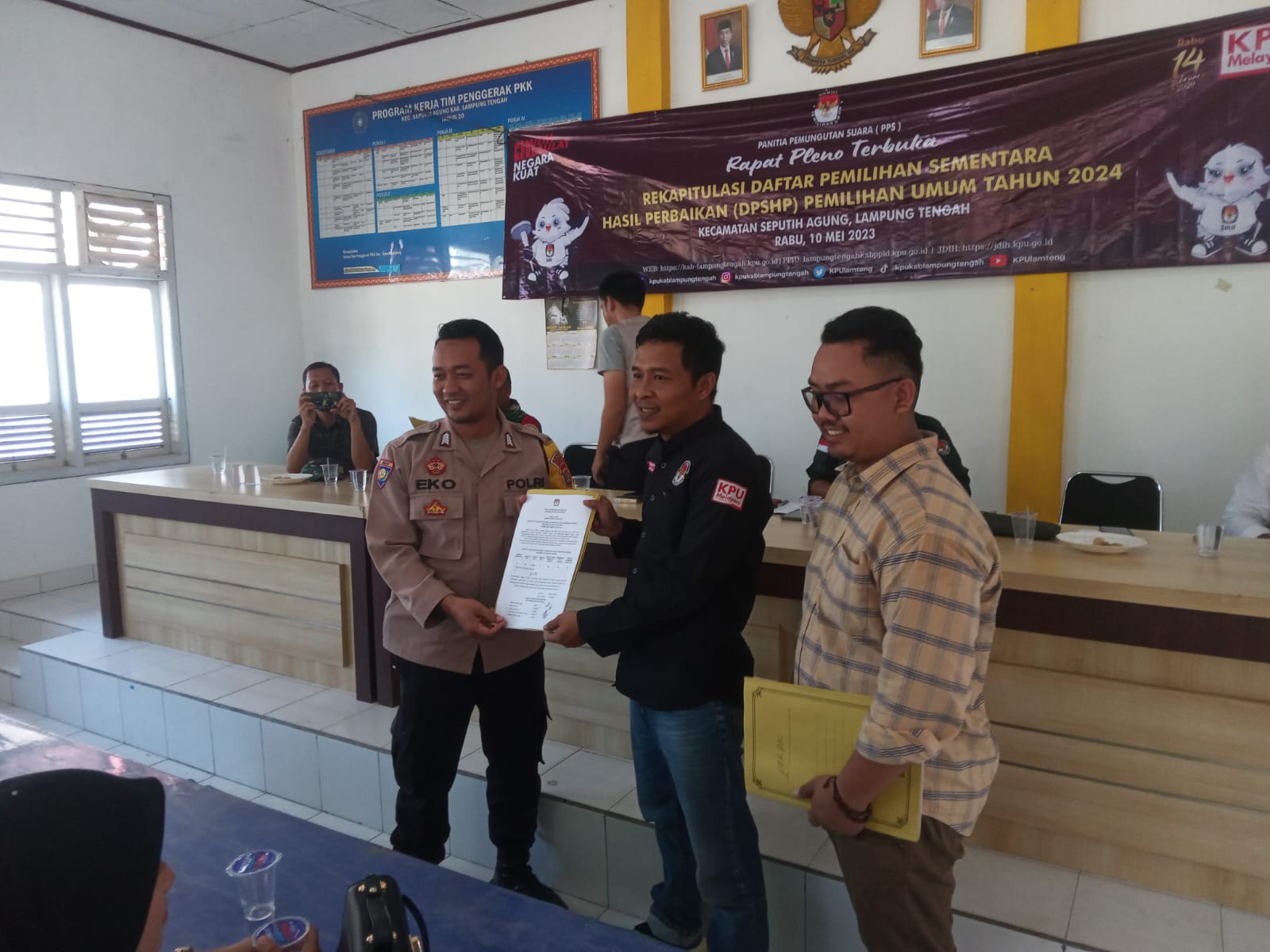 Rapat Pleno terbuka Rekapitulasi Daftar Pemilihan Sementara Hasil Perbaikan (DPSHP) Pemilihan Umum Tahun 2024 di Aula Kecamatan Seputih Agung (Rabu, 10 Mei 2023)