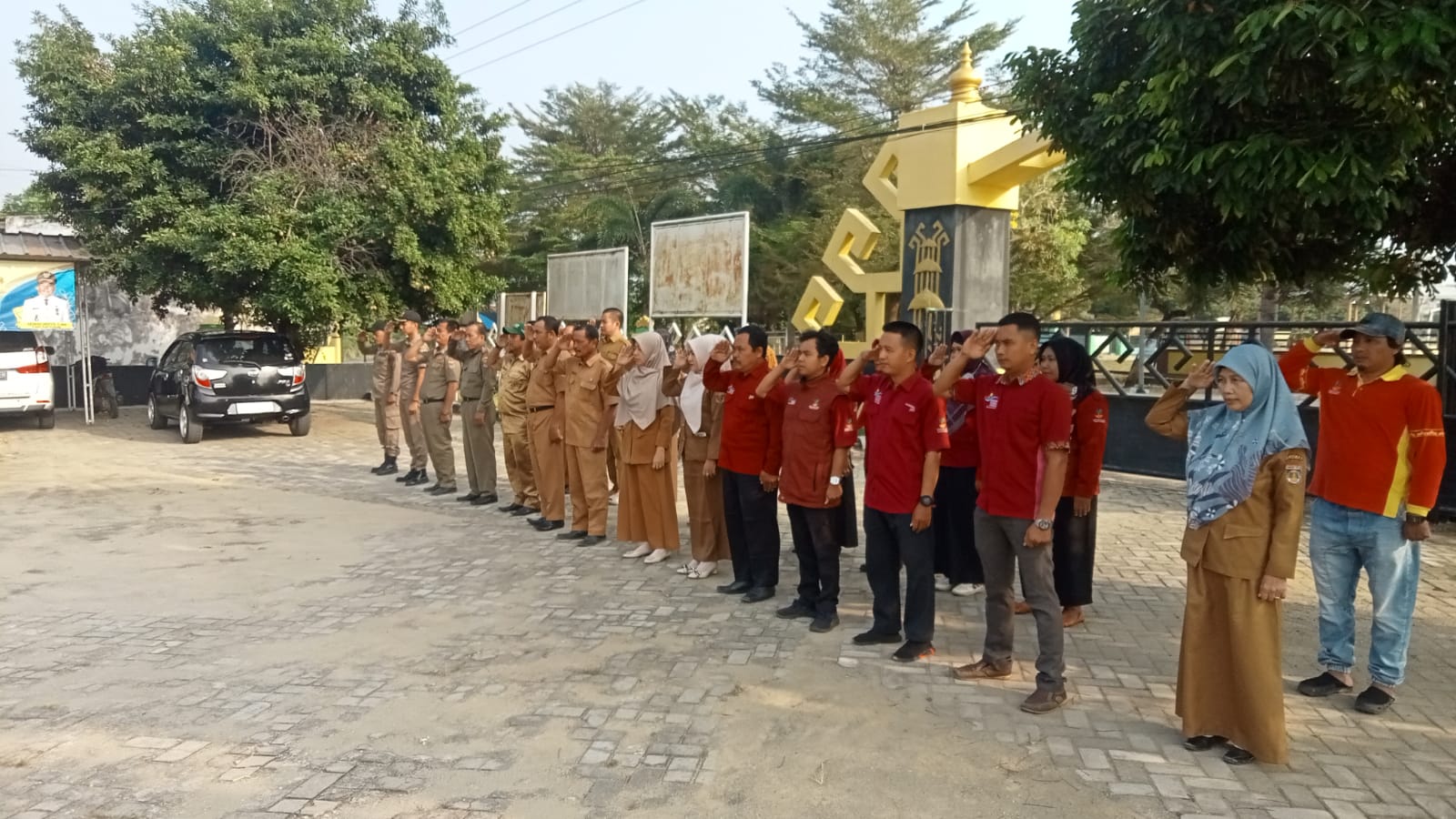 Melaksanakan Apel Mingguan di Halaman Kantor Kecamatan Seputih Agung  (Senin, 29 Juli 2024)