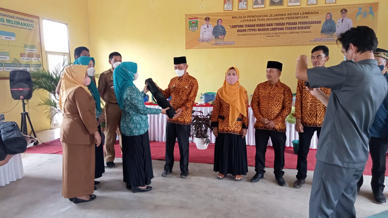 Membuka dan menghadiri sosialisasi  perlindungan perempuan dan anak tindakbpidana perlindunga orang (TTPO) bertajuk "LAMPUNG TENGAH BEBAS DARI TINDAK PIDANA PERDAGANGAN ORANG (TTPO) MENUJU LAMPUNG TENGAH BERJAYA" di Kampung Muji Rahayu 