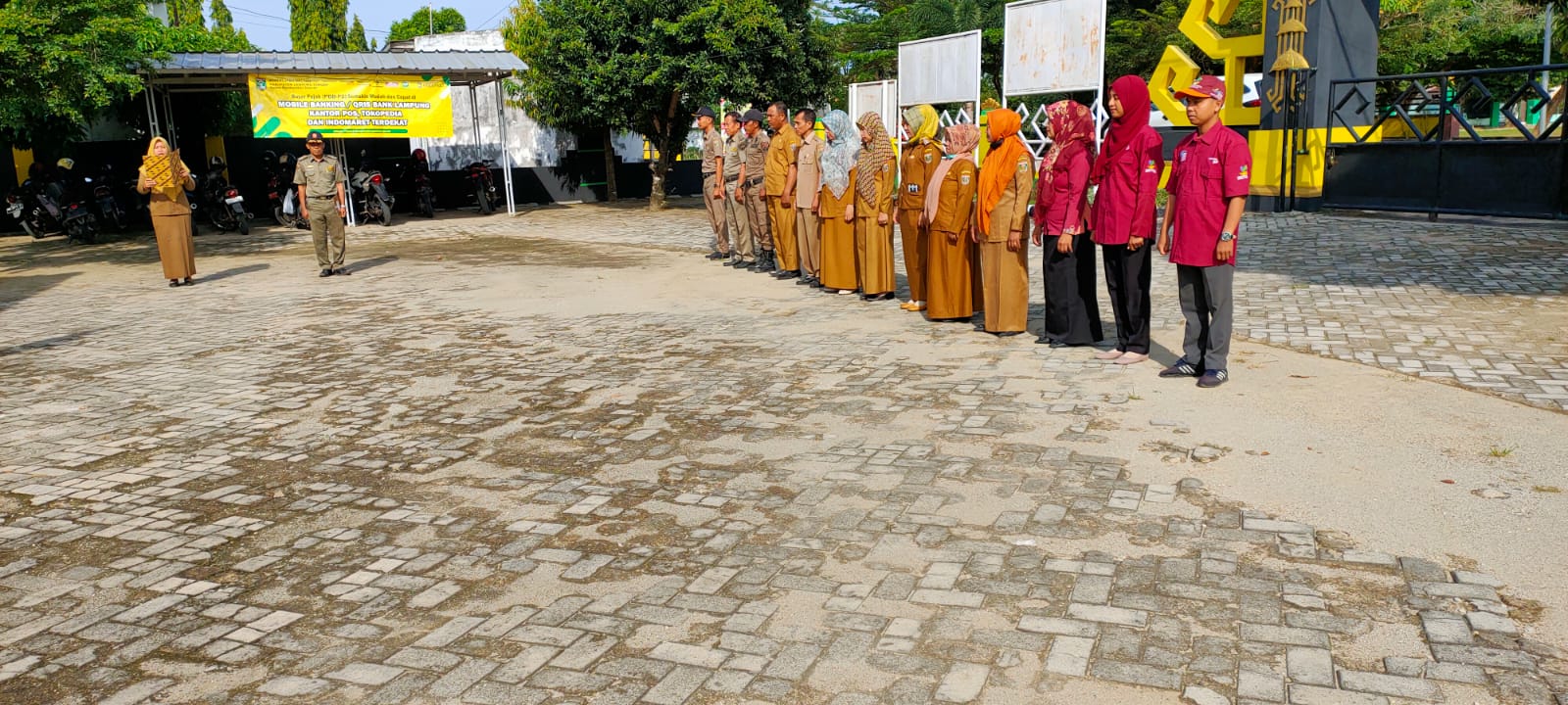 Melaksanakan Apel Mingguan di Halaman Kantor Kecamatan Seputih Agung (Senin, 05 Desember 2022)