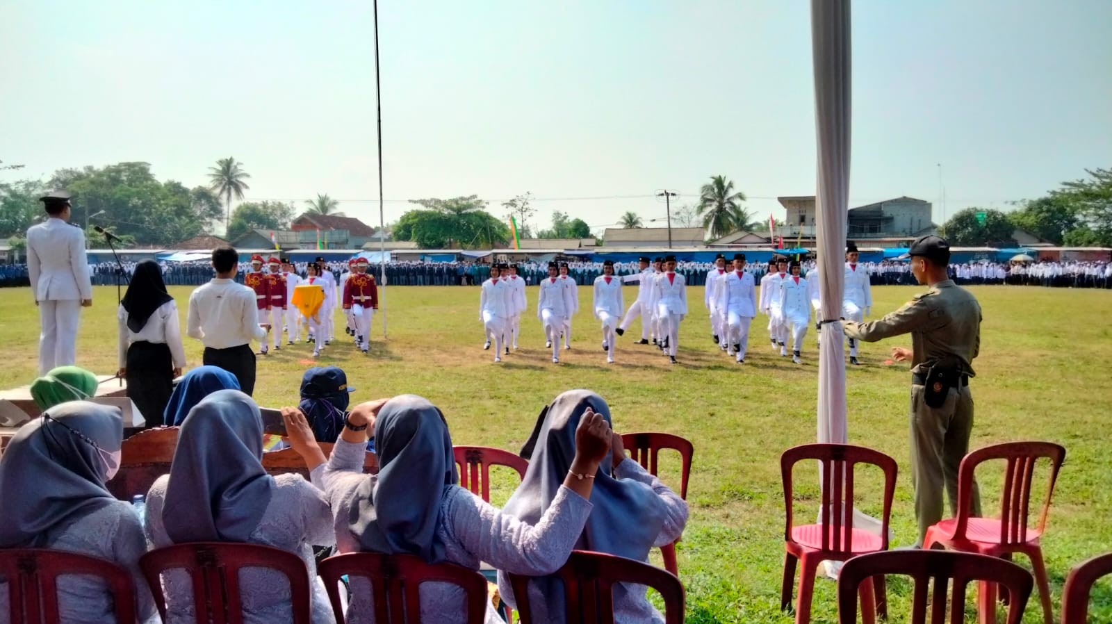 Upacara Pengibaran Bendera Merah Putih dalam Rangka HUT RI Ke-77 di Lapangan Merdeka Dono Arum