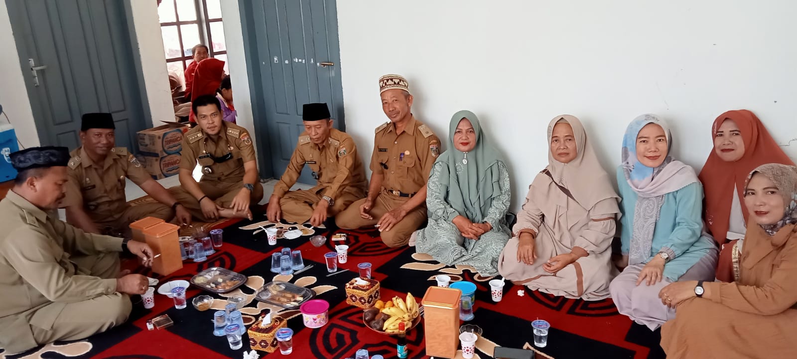 Halal Bihalal dengan Seluruh Pegawai Kecamatan Seputih Agung, Kepala Kampung Se-Kecamatan Seputih Agung, para Pendamping PKH dan DD serta Masyarakat Seputih Agung di Rumah Dinas Camat Seputih Agung