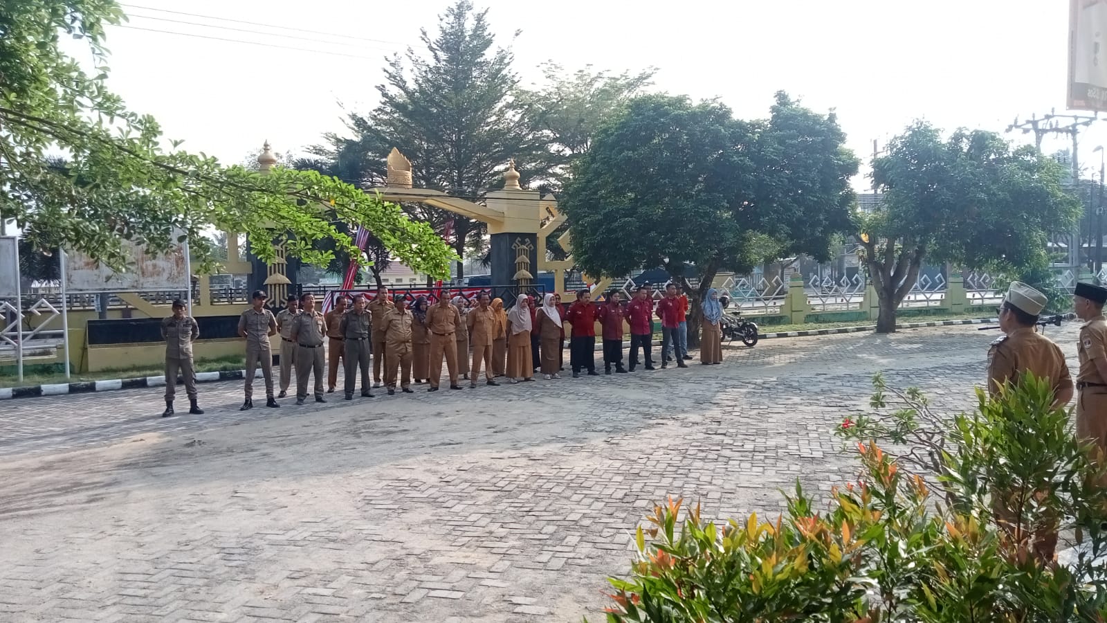 Melaksanakan Apel Mingguan di Halaman Kantor Kecamatan Seputih Agung  (Senin, 29 Juli 2024)