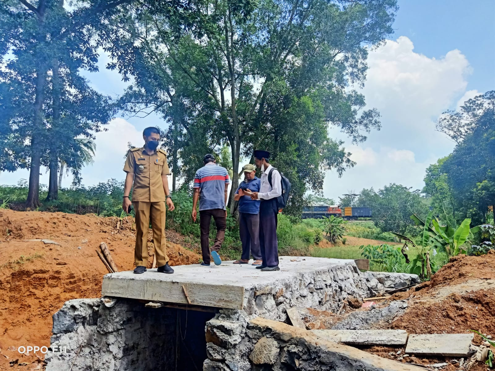 Monitoring dan Evaluasi kegiatan DD TA 2022  pembuatan gorong-gorong dan jembatan di kampung Sulusuban