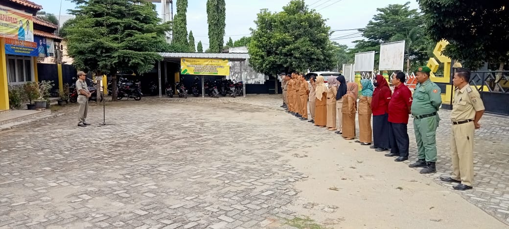 Melaksanakan Apel Mingguan di Halaman Kantor Kecamatan Seputih Agung (Senin, 02 Januari 2023)