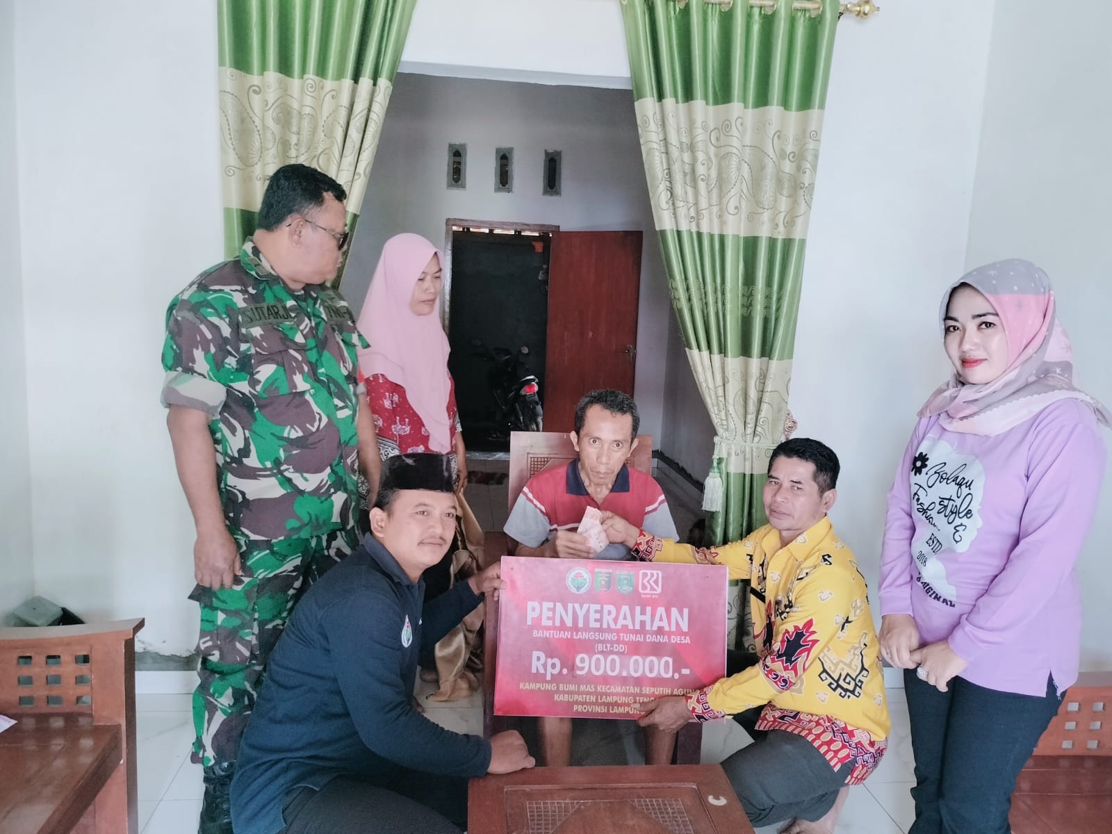 Penyaluran Bantuan Langsung Tunai (BLT DD) Triwulan I Tahun 2023 di Balai Kampung Bumi Mas (Sabtu, 01 April 2023)