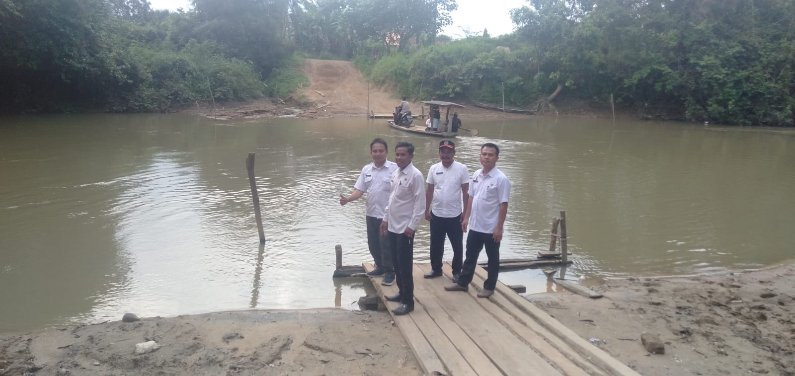 Menghadiri Undangan dalam Rangka Doa dan Tasyakuran atas rencana pembangunan jembat penghubung dua kecamatan seputih agung dan kecamatan way pengubuan kab lamteng di Kampung Muji Rahayu (Rabu, 21 September 2022)