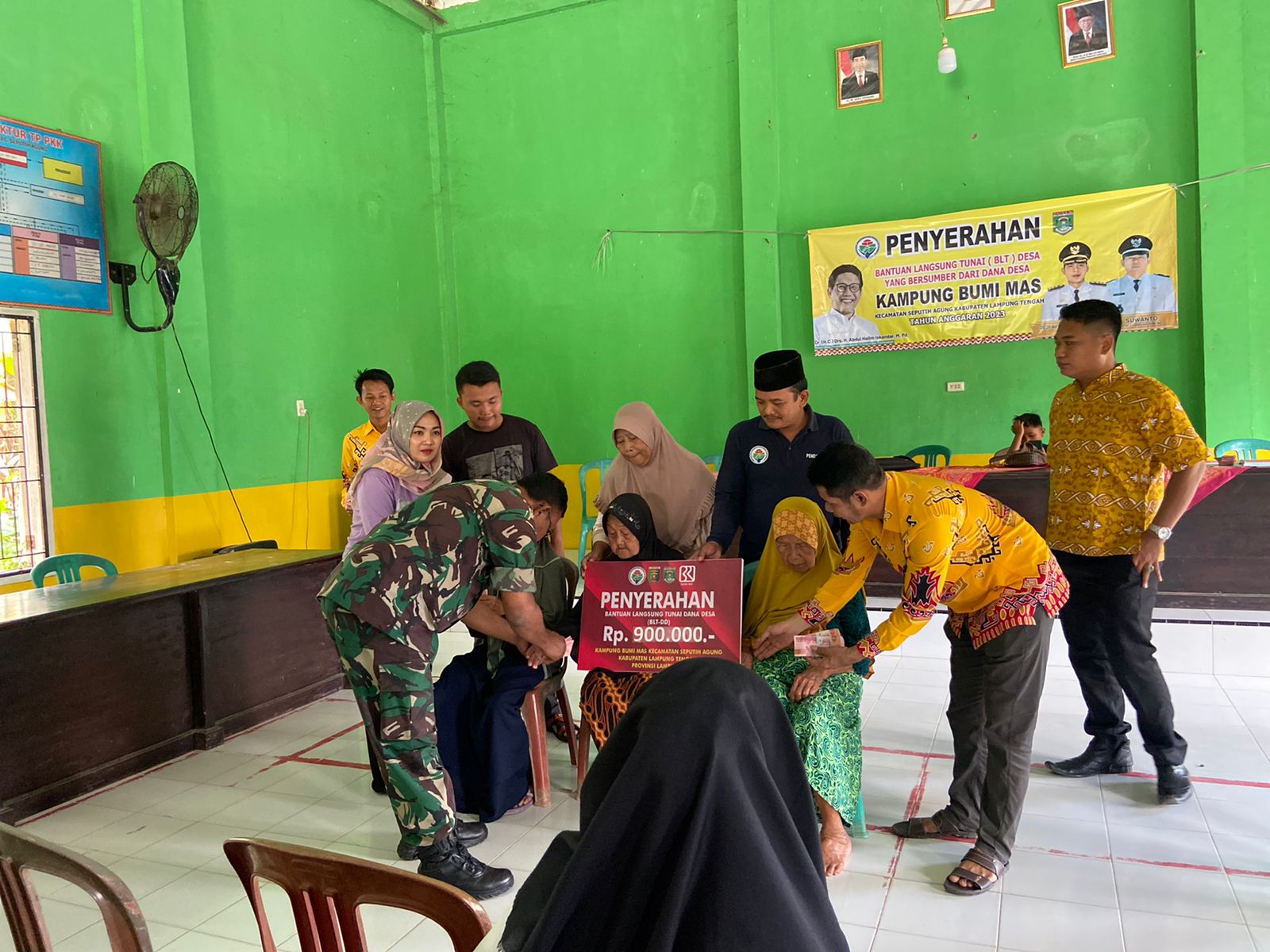 Penyaluran Bantuan Langsung Tunai (BLT DD) Triwulan I Tahun 2023 di Balai Kampung Bumi Mas (Sabtu, 01 April 2023)