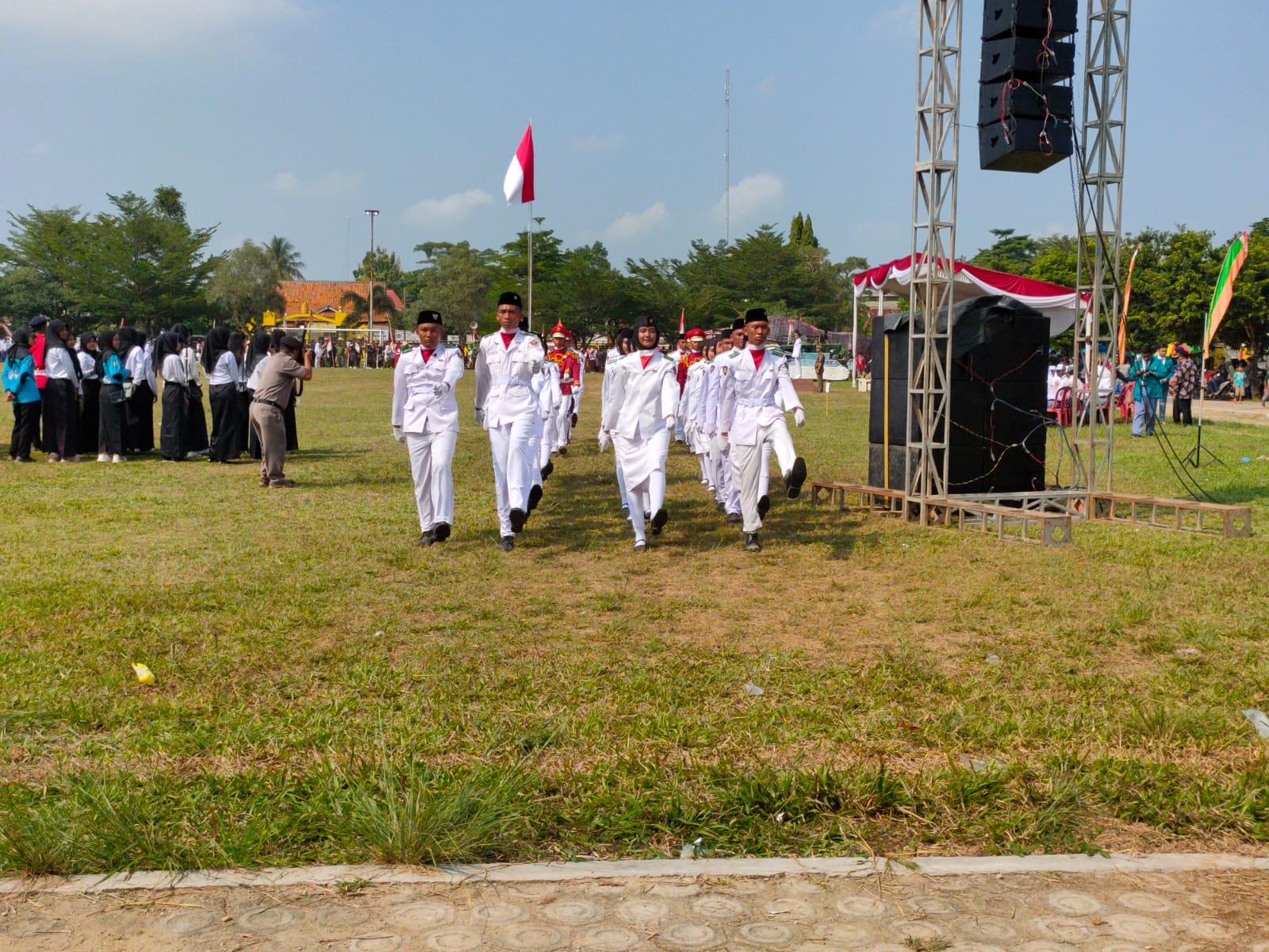 Upacara Pengibaran Bendera Merah Putih dalam Rangka HUT RI Ke-77 di Lapangan Merdeka Dono Arum