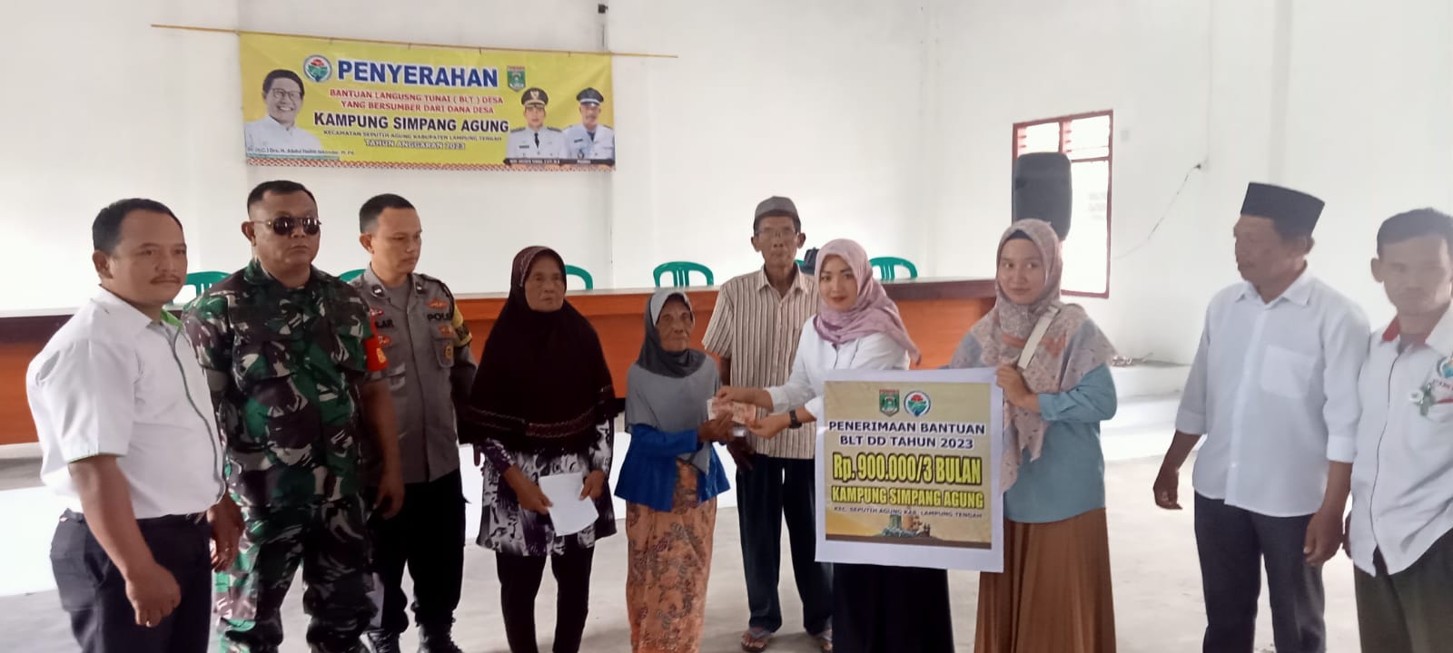 Penyaluran Bantuan Langsung Tunai (BLT DD) Triwulan I Tahun 2023 di Balai Kampung Simpang Agung (Rabu, 05 April 2023)