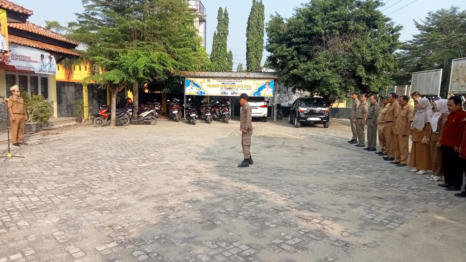 Melaksanakan Apel Mingguan di Halaman Kantor Kecamatan Seputih Agung  (Senin, 29 Juli 2024)