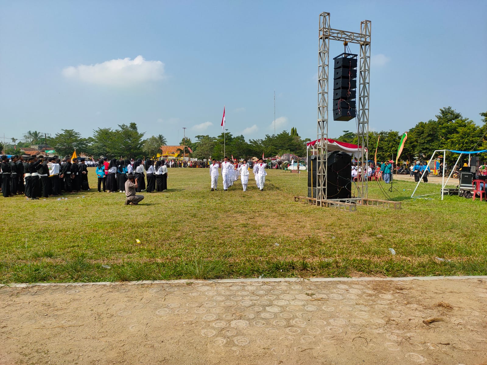 Upacara Pengibaran Bendera Merah Putih dalam Rangka HUT RI Ke-77 di Lapangan Merdeka Dono Arum