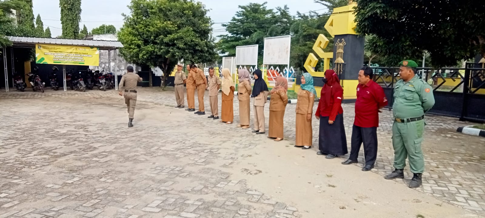 Melaksanakan Apel Mingguan di Halaman Kantor Kecamatan Seputih Agung (Senin, 02 Januari 2023)