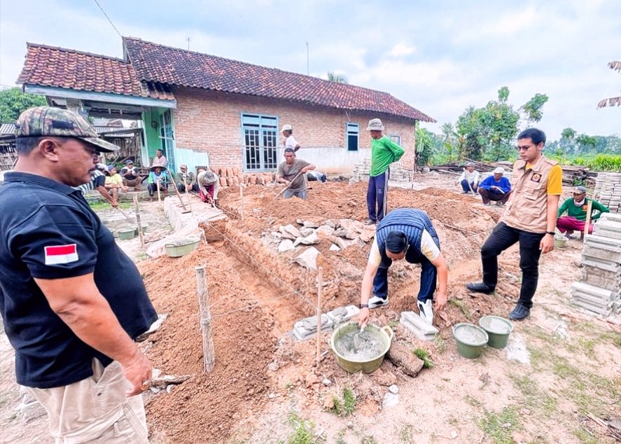 Golkar Peduli, Etos Bantu Bangun Rumah Mbah Kamis yang Roboh