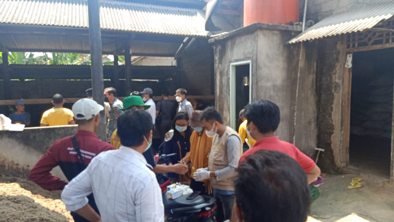 Mendampingi Bapak Bupati Lampung Tengah, dalam Rangka Kunjungan Kerja dan Sosialisasi tentang Penyakit mulut dan kuku (PMK) yang menyerang hewan ternak seperti sapi, kerbau, unta, domba, kambing, rusa dan babi di Kampung Gayau Sakti