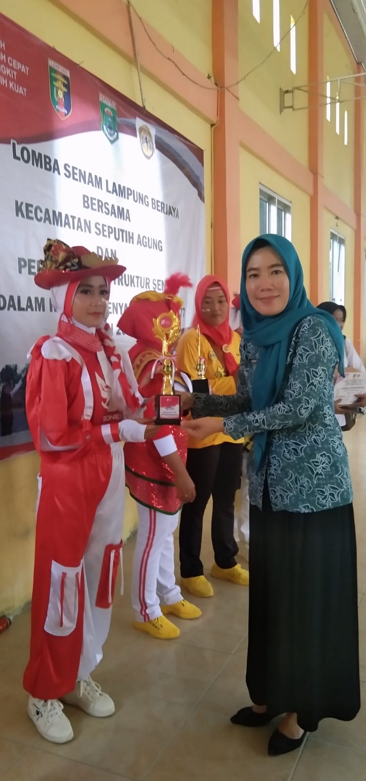 Pembukaan dan Pembagian Hadiah Pemenang Lomba Senam Berjaya dalam Rangka HUT RI Ke-77 di Balai Kampung Dono Arum