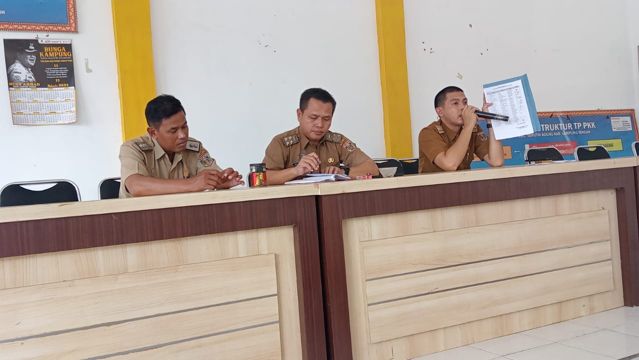 Rapat Staf di Aula Kecamatan Seputih Agung (Senin, 09 Januari 2023)