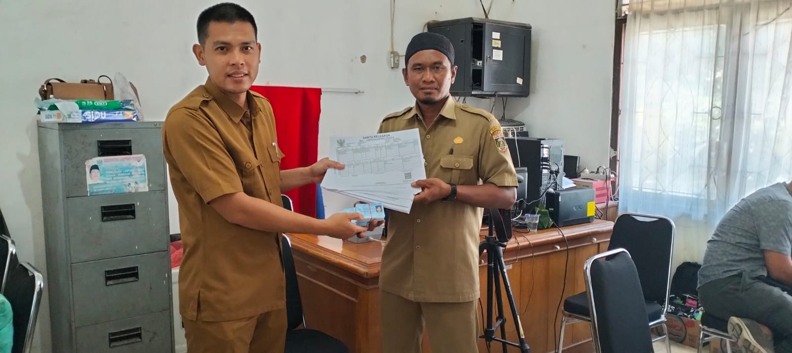 Penyerahan Berkas Kependudukan KK dan KTP-EL Dalam Rangka BKMD di Kampung Bumi Kencana (Selasa, 23 Mei 2023)