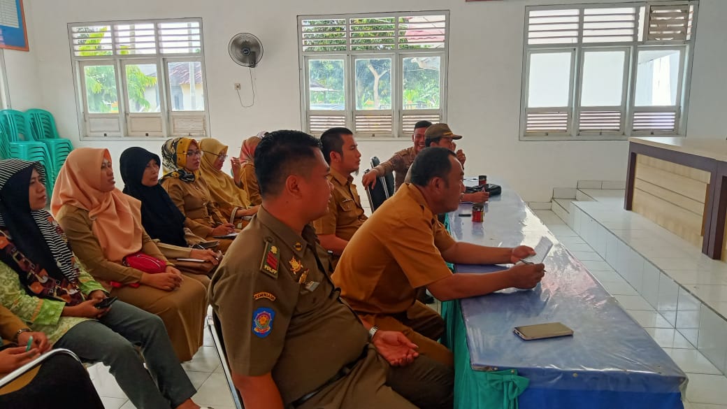 Rapat Staf di Aula Kecamatan Seputih Agung (Senin, 09 Januari 2023)