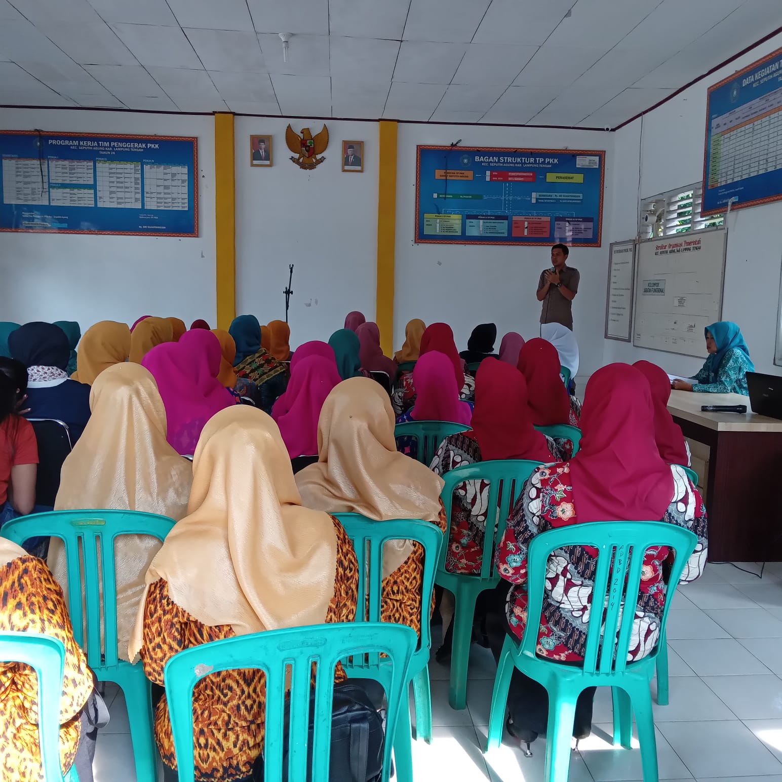 Pembukaan Lomba Paduan Suara Dasawisma dalam Rangka HUT RI Ke-77 di Aula Kecamatan Seputih Agung