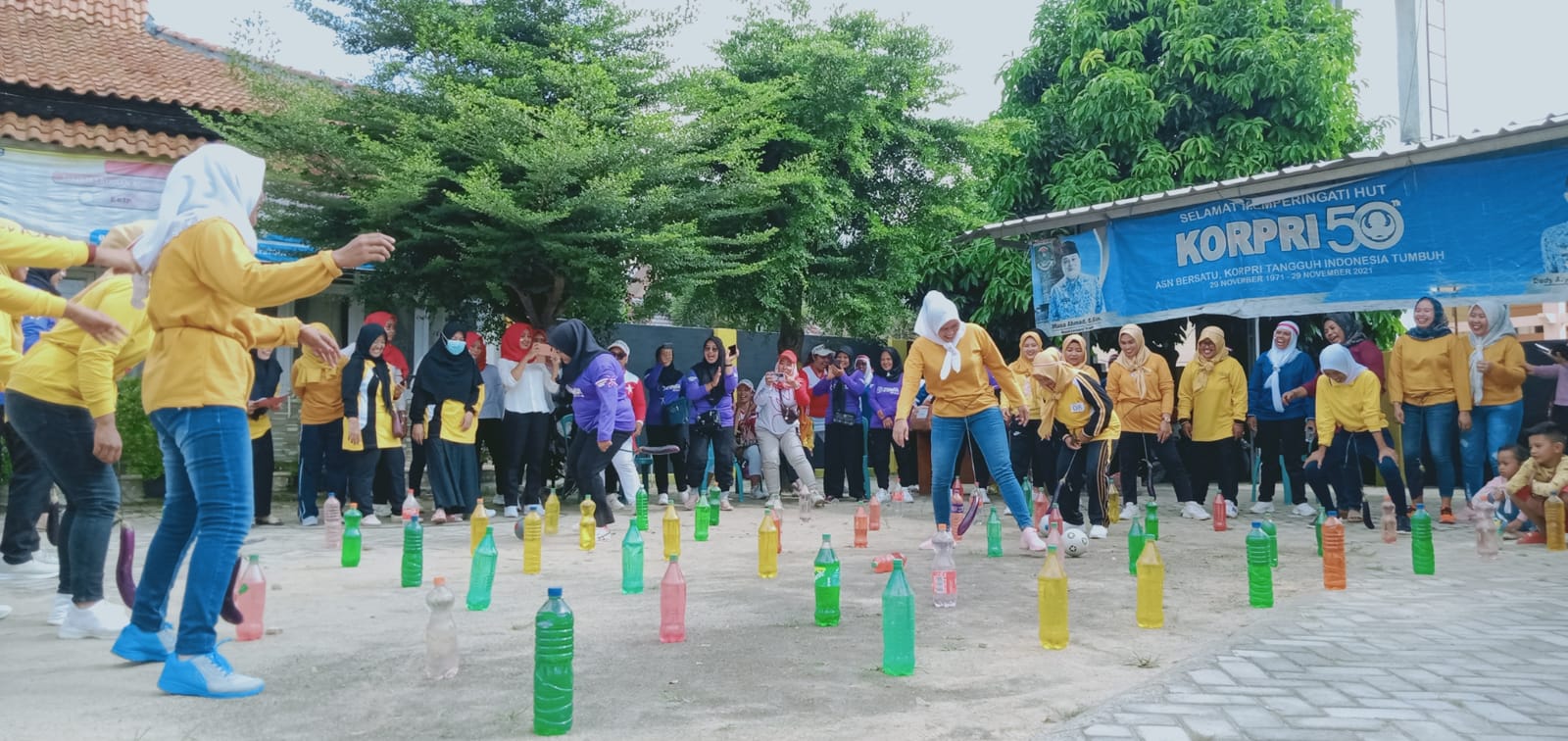 Pembukaan Lomba dan Pembagian Hadiah Pemenang Kekompakan dalam Rangka HUT RI Ke-77 di Halaman Kecamatan Seputih Agung