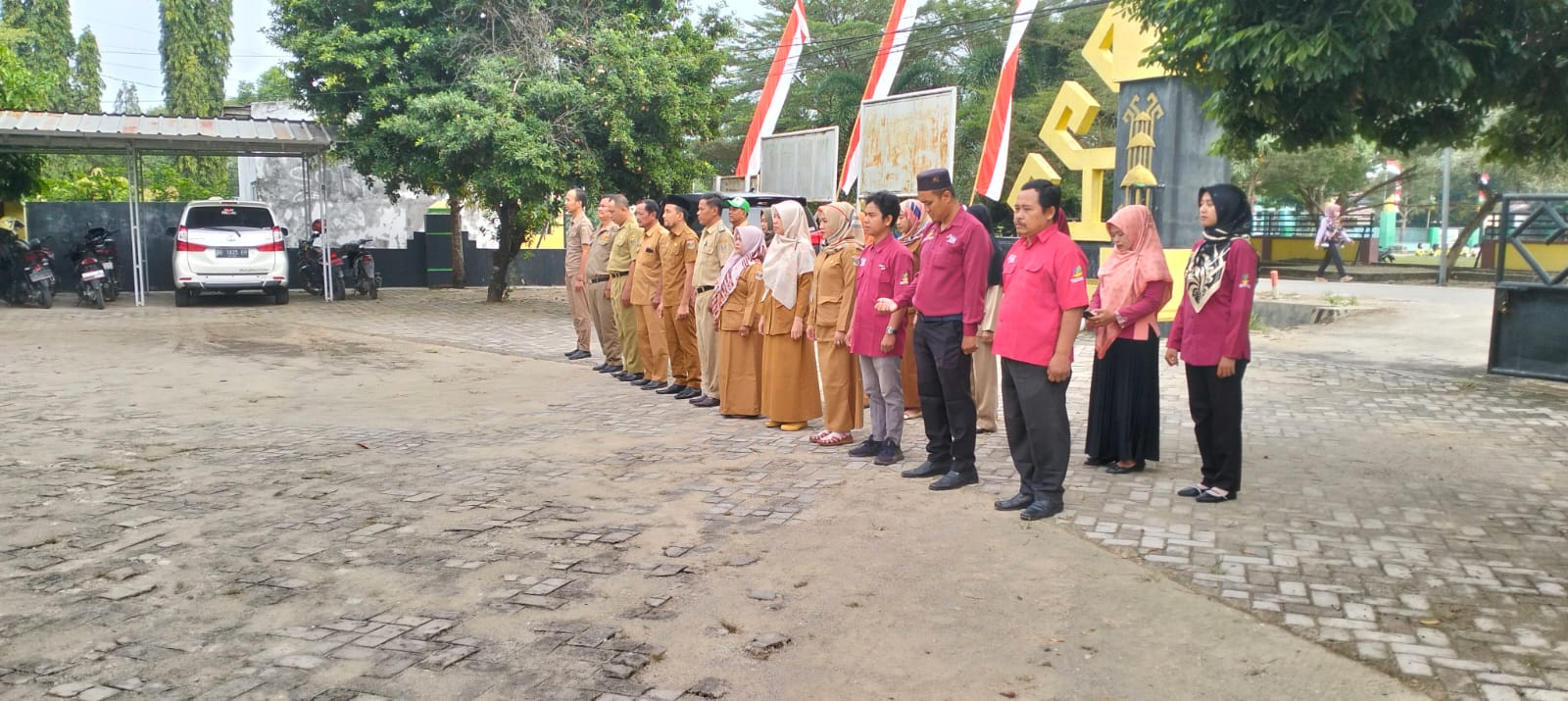 Melaksanakan Apel Mingguan di Halaman Kantor Kecamatan Seputih Agung (SENIN, 12 AGUSTUS 2024)