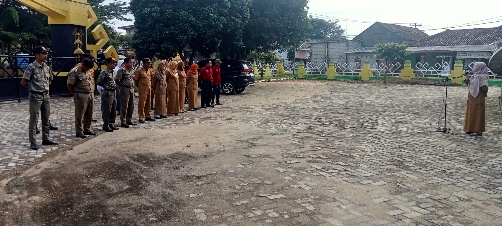 Melaksanakan Apel Mingguan di Halaman Kantor Kecamatan Seputih Agung (Senin, 06 Februari 2023)