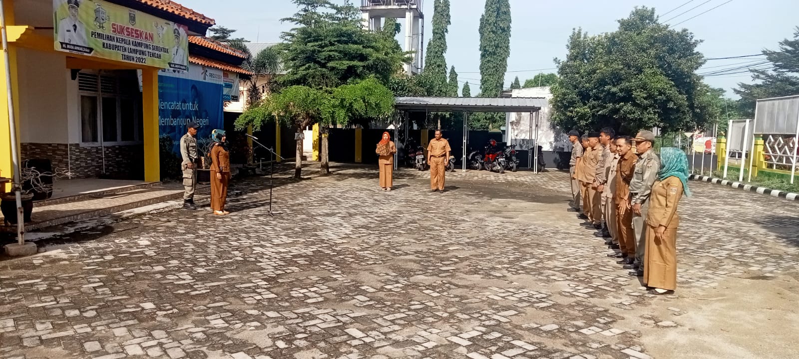 Melaksanakan Apel Mingguan di Halaman Kantor Kecamatan Seputih Agung (Senin, 24 Oktober 2022)