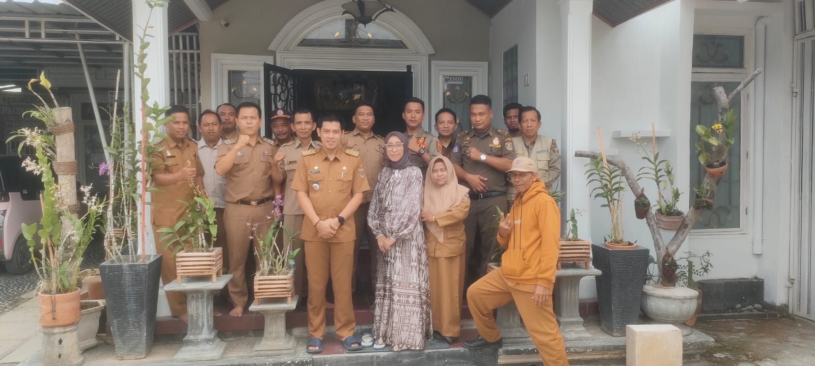 Menghadiri acara Purnabhakti Ibu Hj. WIwik Dwi Handayani di Kediaman Bandar Jaya Barat