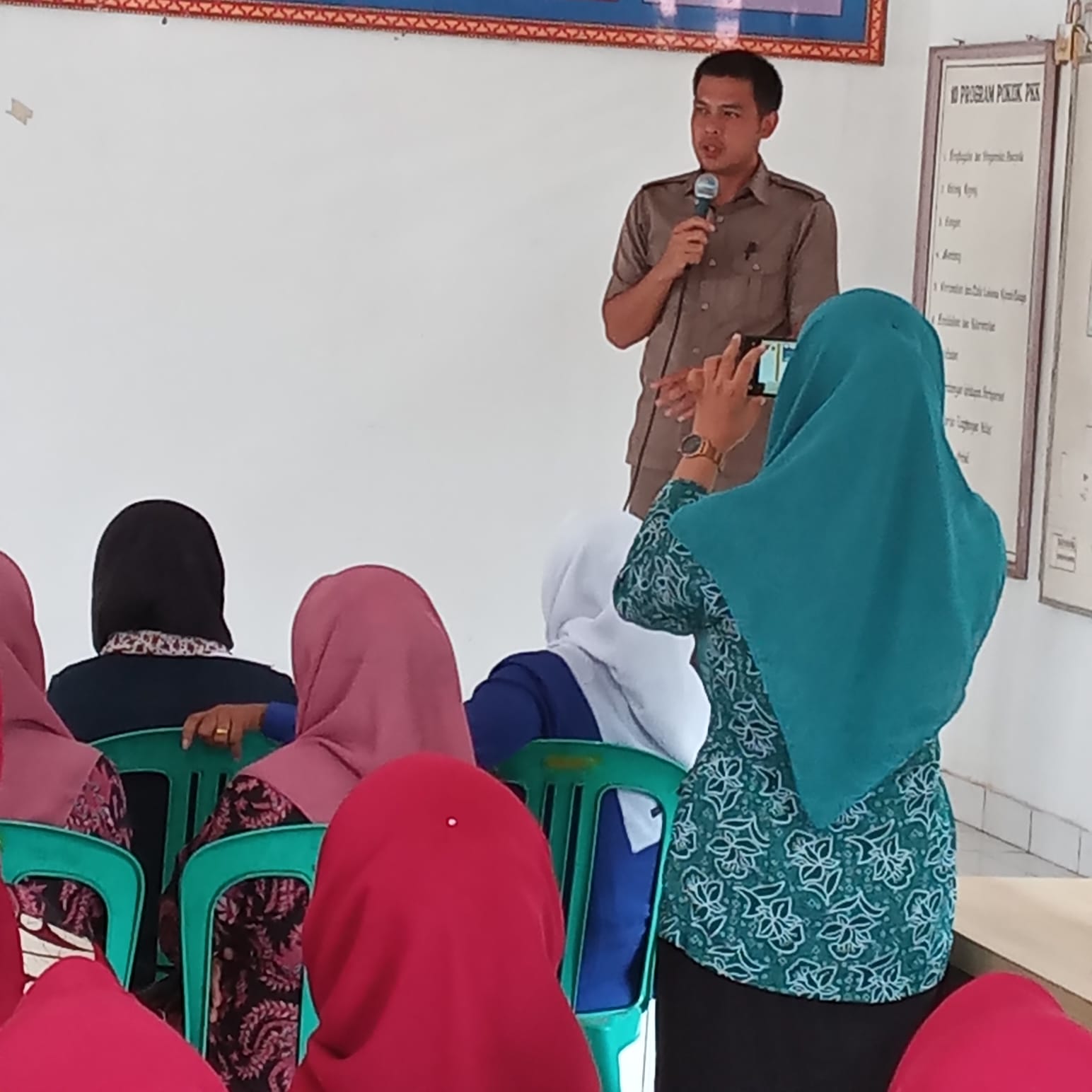 Pembukaan Lomba Paduan Suara Dasawisma dalam Rangka HUT RI Ke-77 di Aula Kecamatan Seputih Agung