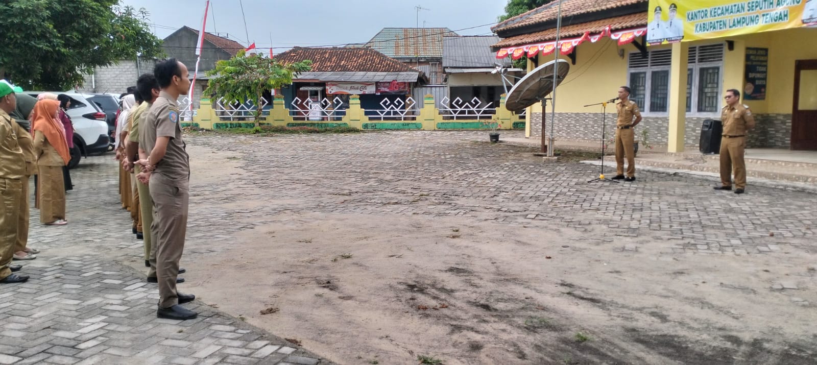 Melaksanakan Apel Mingguan di Halaman Kantor Kecamatan Seputih Agung (SENIN, 12 AGUSTUS 2024)