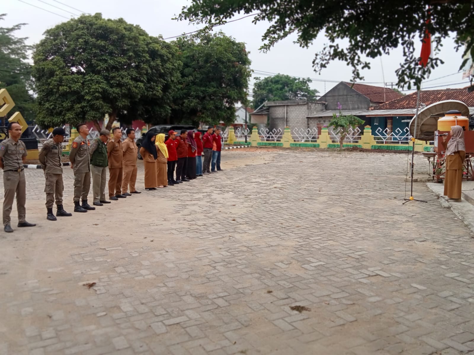 Apel mingguan di Halaman Kantor Camat Seputih Agung (Senin, 27 November 2023)