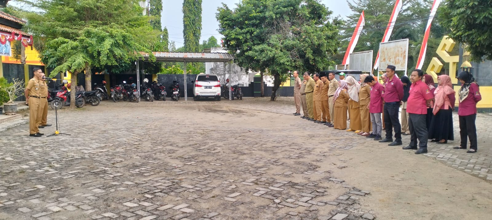 Melaksanakan Apel Mingguan di Halaman Kantor Kecamatan Seputih Agung (SENIN, 12 AGUSTUS 2024)